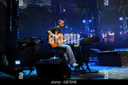 Nitin Sawhney tritt während der BBC Electric Proms im Roundhouse in Camden Town, London, auf. Stockfoto