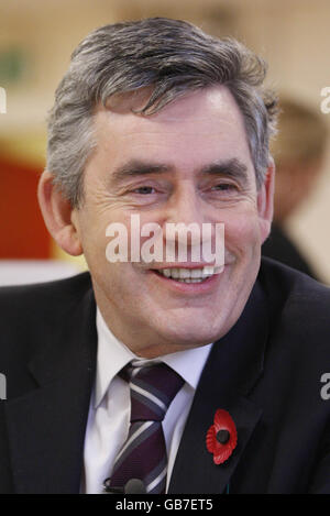 Premierminister Gordon Brown im Cormack's Cafe in Glenrothes während seines ersten Nachwahlbesuchs seit seiner Ernennung zum Premierminister. Stockfoto