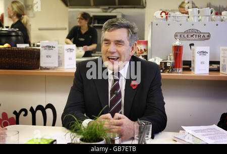 Premierminister Gordon Brown im Cormack's Cafe in Glenrothes, Fife, Schottland während seines ersten Nachwahlbesuchs seit seiner Ernennung zum Premierminister. Stockfoto