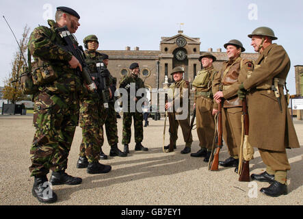 Soldaten der Armee-Kadettenmacht, links, treffen Mitglieder der Garnison, einer Nachstellung-Gruppe aus dem Zweiten Weltkrieg, im Royal Artillery Museum, Royal Arsenal, Woolwich, London, während einer Veranstaltung zum 100. Jahrestag der territorialen Armee: Stockfoto