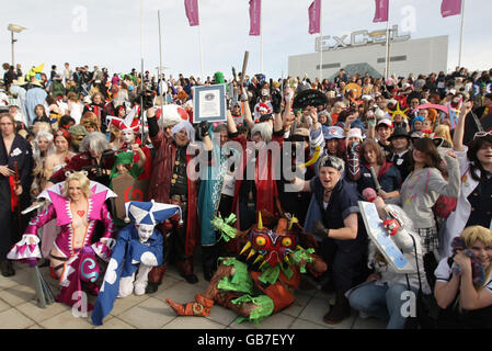 Dreihundertzwanzig Menschen brechen den Guinness-Weltrekord für die größte Versammlung von Menschen, die als Videospielfiguren verkleidet sind, während der Eröffnung des dritten London Games Festival und Fringe im Excel Center, London. Stockfoto