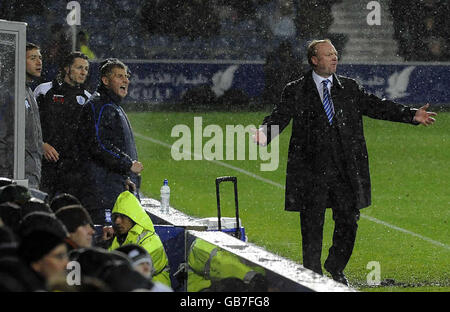 Birmingham City Manager Alex McLeish zeigt sich während des Coca-Cola Championship-Spiels in der Loftus Road, London, auf der Touchline. Stockfoto