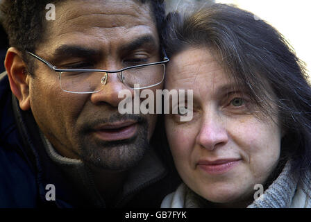 Debbie Purdy, 45, aus Bradford, und ihr Mann, der kubanische Geiger Omar Puente, vor dem Obersten Gerichtshof, nachdem sie ihren wichtigen Rechtsweg zur Klärung des Gesetzes über den assistierten Suizid verloren hatte. Stockfoto