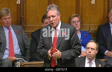 Der erste Minister für Nordirland, Peter Robinson, spricht während der Fragestunde des Premierministers im Londoner Unterhaus. Stockfoto