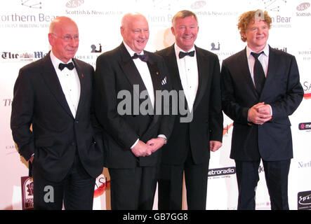 Sir Bobby Charlton, Sir Bobby Robson, Sir Alex Ferguson und Mick Hucknall nehmen an der Wohltätigkeitsveranstaltung "The Night of All Knights" zur Unterstützung der Sir Bobby Robson Foundation in der Rainton Meadows Arena in Houghton-le-Spring Teil. Stockfoto