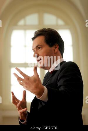 Schattenkanzler George Osborne hält eine Rede an der London School of Economics and Political Science im Hong Kong Theatre, Clement House, im Zentrum von London. Stockfoto