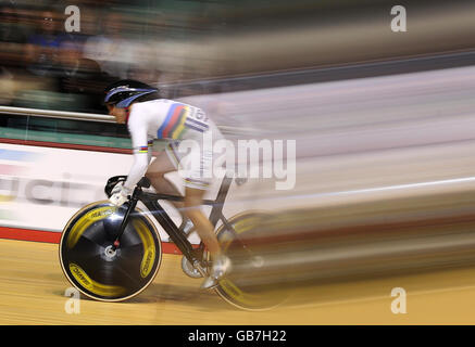 Die britische Victoria Pendleton mit ihrem Weltmeisterschaftstrikot fuhr während des UCI Track World Cup im Manchester Velodrome, Manchester, die schnellste Zeit im Damensprint. Stockfoto