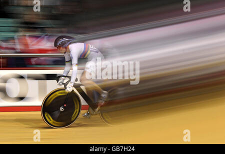 Die britische Victoria Pendleton mit ihrem Weltmeistertrikot setzt die schnellste Zeit im Womens Sprint während des UCI Track World Cup im Manchester Velodrome, Manchester. Stockfoto