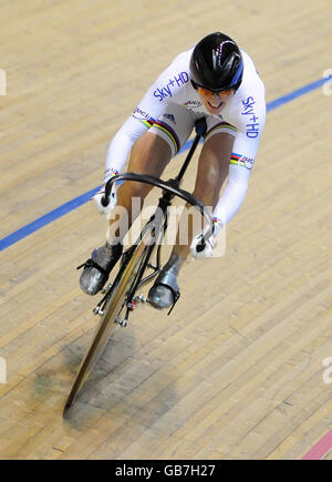 Die britische Victoria Pendleton trägt ihr Weltmeistertrikot, als sie während der Sprint-Qualifikation der Frauen während des UCI Track World Cup im Manchester Velodrome, Manchester, die schnellste Zeit fuhr. Stockfoto