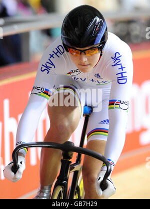 Die britische Victoria Pendleton trägt ihr Weltmeistertrikot, als sie während der Sprint-Qualifikation der Frauen beim UCI Track World Cup im Manchester Velodrome, Manchester, die schnellste Zeit fuhr. Stockfoto