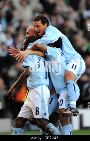 Fußball - Barclays Premier League - Manchester City / Liverpool - City of Manchester Stadium. Die Spieler von Manchester City feiern, nachdem Stephen Ireland das erste Tor seiner Mannschaft erzielt hat Stockfoto