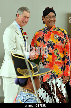 Der Prinz von Wales schüttelt seine Exzellenz Sri Sultan Hamengkubuwono X bei einem Besuch in Yogyakarta, Indonesiens alter, ehemaliger königlicher Hauptstadt. Stockfoto