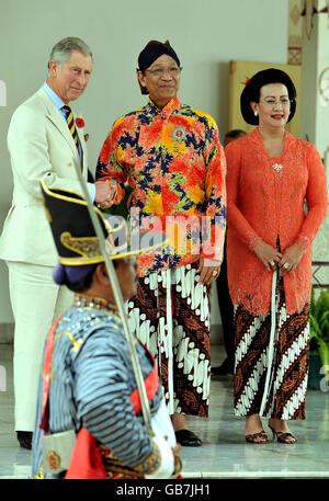 Der Prinz von Wales schüttelt seine Exzellenz Sri Sultan Hamengkubuwono X und seine Frau Hemas im Kraton Palast bei einem Besuch in Yogyakarta, Indonesiens alter, ehemaliger königlicher Hauptstadt, die Hände. Stockfoto