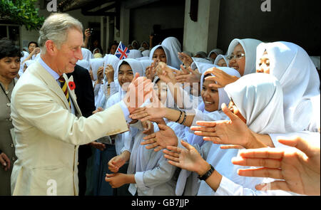 Der Prinz von Wales wird von einem Meer lächelnder Gesichter begrüßt, als er bei einem Besuch in Yogyakarta, Indonesiens alter, königlicher Hauptstadt, an der Pondok Pesantren Krapyak Islamic School ankommt. Stockfoto