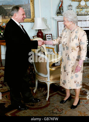 Die britische Königin Elizabeth II. Empfängt John Dauth zu seiner Ernennung zum Hohen Kommissar für das Commonwealth of Australia im Buckingham Palace im Zentrum von London. Stockfoto