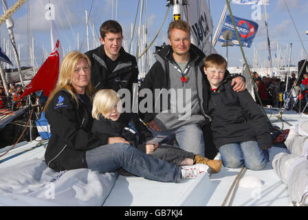 Der Segler Steve White aus Dorchester an Bord seines Bootes Toe in the Water in Les Sables d'Olonne in Frankreich mit seiner Frau Kim und drei seiner vier Kinder Jason 19 (oben links), Isaac 8 (rechts) und Euan 6. Stockfoto