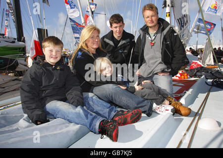 Der Segler Steve White aus Dorchester (rechts) an Bord seines Bootes Toe in the Water in Les Sables d'Olonne, Frankreich, mit seiner Frau Kim und drei seiner vier Kinder Jason 19 (hinten Mitte), Isaac 8 (links) und Euan 6. Stockfoto