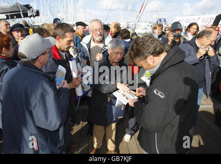 Segeln - Vendee Global Yacht Race Vorbereitungen - Les Sables d'Olonne. Der Segler Steve White aus Dorchester (rechts) signiert Autogramme für Segelfans in Les Sables d'Olonne, Frankreich. Stockfoto