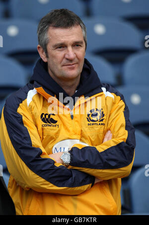 Rugby Union - Scotland Captains Run - Murrayfield. Schottland-Cheftrainer Frank Hadden schaut während des Kapitäns-Laufs in Murrayfield, Edinburgh, zu. Stockfoto