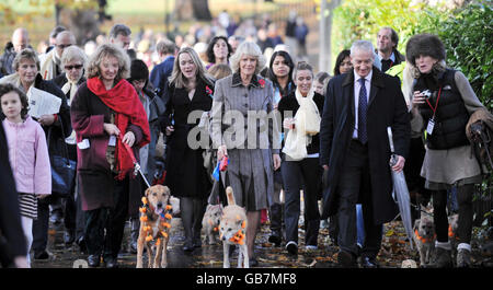 Die Herzogin von Cornwall begleitet andere Wanderer bei einer Wohltätigkeitsfeier des nepalesischen "Tag des Hundes" im Garten der Royal Over Seas League in London. Stockfoto