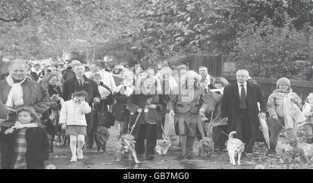 Die Herzogin von Cornwall spaziert Manila, einen Straßenhund, während einer Wohltätigkeitsfeier des nepalesischen 'Tag des Hundes' im Green Park in London. Stockfoto