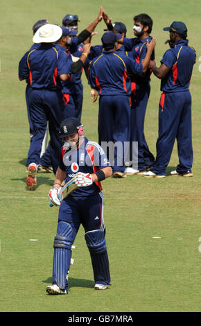 Cricket - Warm Up Match - Mumbai Cricket Association President's XI gegen England XI - Brabourne Stadium - Mumbai. Der englische Ian Bell ist beim Aufwärmpiel im Brabourne Stadium in Mumbai, Indien, im Rückstand. Stockfoto