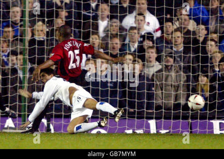 Fußball - Carling Cup - Dritte Runde - Leeds United / Manchester United. Cyril Chapuis (l) von Leeds United wird von Quinton Fortune von Manchester United gefoult Stockfoto