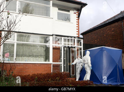 Polizeiforensische Beamte stehen vor einem Haus in der Region Davyhulme im Großraum Manchester, wo ein älteres Paar tot in ihrem Haus gefunden wurde, teilte die Polizei heute mit. Stockfoto