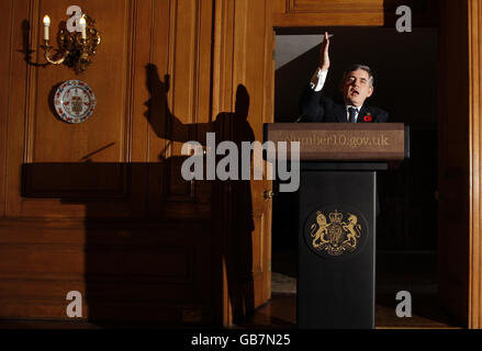 Premierminister Gordon Brown spricht während seiner monatlichen Pressekonferenz in der Downing Street Nr. 10. Stockfoto