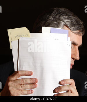 Premierminister Gordon Brown spricht während seiner monatlichen Pressekonferenz in der Downing Street Nr. 10. Stockfoto