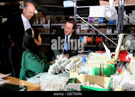 Chris Grayling, Sekretär für Schattenarbeit und Pensionen (links) und David Cameron, Vorsitzender der Konservativen Partei (rechts), unterhalten sich mit dem Montagetechniker Noojan Humphries während eines Besuchs in Routeco plc in Milton Keynes. Stockfoto