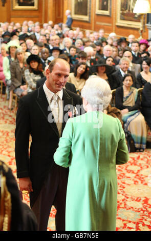 Investituren in Windsor Castle. Der ehemalige Kapitän der England Rugby Union, Lawrence Dallaglio, wird von der Queen im Schloss Windsor zur OBE gemacht. Stockfoto