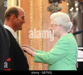 Investituren in Windsor Castle. Der ehemalige Kapitän der England Rugby Union, Lawrence Dallaglio, wird von der Queen im Schloss Windsor zur OBE gemacht. Stockfoto