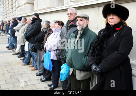 Ehemalige Soldaten und Mitglieder der Öffentlichkeit begehen den 90. Jahrestag des Endes des Ersten Weltkriegs im Rathaus von Belfast. Stockfoto