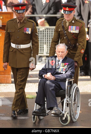 Einer der drei letzten überlebenden Veteranen des Ersten Weltkriegs, Harry Patch, 110, mit Johnson Beharry bei der Gedenkfeier zum Waffenstillstandstag im Centotaph in Whitehall, London. Stockfoto