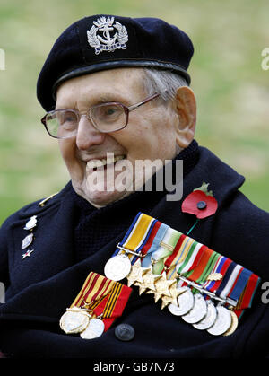 Der erste Weltkrieg-Veteran Bill Stone posiert für Fotografen, bevor er am 90. Jahrestag des Waffenstillstandstages in Zentral-London teilnimmt. Stockfoto