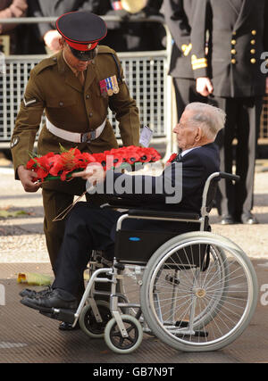 Einer der drei letzten Veteranen des Ersten Weltkriegs, Harry Patch, 110, bei der Gedenkfeier zum Waffenstillstandstag im Centotaph in Whitehall, London. Stockfoto