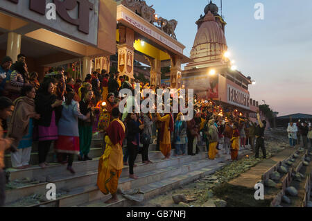 Ganga Aarti Zeremonie im Parmarth Niketan Ashram bei Sonnenuntergang. Stockfoto