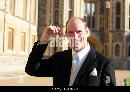 Investituren in Windsor Castle. Der ehemalige Kapitän der England Rugby Union, Lawrence Dallaglio, erhielt eine OBE von der Queen im Schloss Windsor. Stockfoto