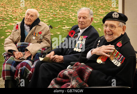 Die Veteranen des Ersten Weltkriegs (L-R), der 112-jährige Henry Allingham, der 110-jährige Harry Patch und der 108-jährige Bill Stone, versammeln sich zu Beginn der gedenkfeiern zum Waffenstillstandstag. Stockfoto