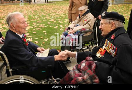 Die Veteranen des Ersten Weltkriegs, Harry Patch, 110 Jahre (L) und Bill Stone, 108 Jahre (R), schütteln sich die Hände, neben dem 112-jährigen Henry Allingham, 112 Jahre, vor Beginn der waffenstillstandstag-gedenkfeiern. Stockfoto