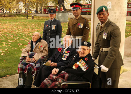 Veteranen des Ersten Weltkriegs (Front L-R), 112-jähriger Henry Allingham, 110-jähriger Harry Patch und 108-jähriger Bill Stone, begleitet von Leutnant Michelle Goodman, Inhaber des Distinguished Flying Cross (Rückseite L), Corporal Johnson Beharry, Inhaber des Victoria Cross, Und Marine Mkhuseli Jones, Träger des Militärkreuzes (R), versammeln sich zu Beginn der gedenkfeiern des Waffenstillstandstages. Stockfoto