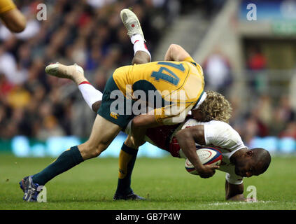 Rugby Union - Investec Challenge Series 2008 - England / Australien - Twickenham. Die englische Ugo Monye wird vom australischen Peter Hynes während des Internationalen Spiels in Twickenham, London, angegangen. Stockfoto