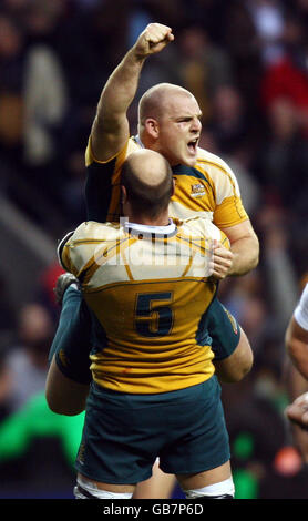 Rugby Union - Investec Challenge Series 2008 - England / Australien - Twickenham. Der Australier Stephen Moore feiert seinen Sieg über England beim Schlusspfiff während des Internationalen Spiels in Twickenham, London. Stockfoto