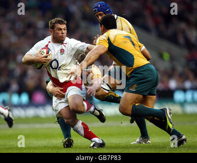 Rugby Union - Investec Challenge Series 2008 - England / Australien - Twickenham. Lee Mears, Englands, versucht während des Internationalen Spiels in Twickenham, London, einen Weg durch die australische Verteidigung zu finden. Stockfoto