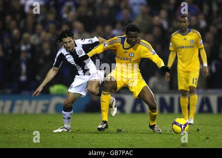 Fußball - Barclays Premier League - West Bromwich Albion gegen Chelsea - The Hawthorns. Chelsea's Jon Obi Mikel (rechts) und West Bromwich Albions Robert Koren kämpfen um den Ball Stockfoto