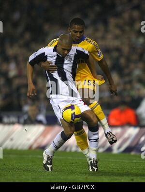 Fußball - Barclays Premier League - West Bromwich Albion gegen Chelsea - The Hawthorns. Gianni Zuiverloon von West Bromwich Albion und Florent Malouda von Chelsea kämpfen um den Ball Stockfoto