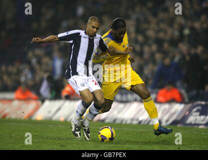 Fußball - Barclays Premier League - West Bromwich Albion gegen Chelsea - The Hawthorns. Chelseas Didier Drogba und West Bromwich Albions Gianni Zuiverloon (links) kämpfen um den Ball Stockfoto