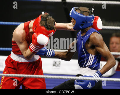 Georgiy Chygayev von Ukrine und Salomo n'tuve von Schweden beim 51 kg schweren Finale der Boxeuropameisterschaften in der ECHO Arena in Liverpool. Stockfoto