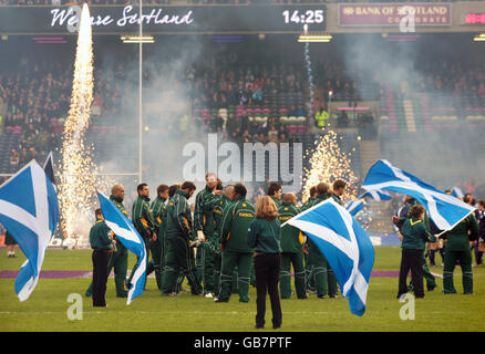 Rugby Union - 2008 Bank of Scotland Corporate Herbst Test - Schottland / Südafrika - Murrayfield. Die Flaggen werden geschwenkt, als sich das südafrikanische Team vor dem internationalen Spiel in Murrayfield, Edinburgh, auf dem Spielfeld versammelt. Stockfoto